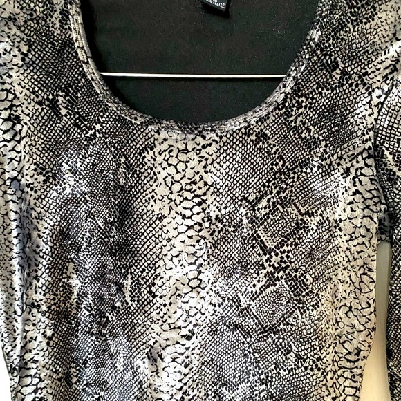 🔥GUESS🔥long sleeve shirt . Size large . Black, grey and white . Super soft. - Picture 5 of 8